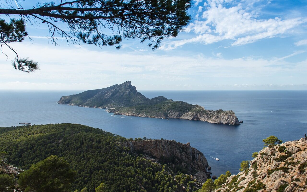 Uitzicht op Dragonera Island: een van de beste plekken om te snorkelen bij Mallorca