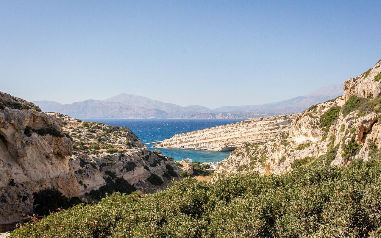Uitzicht op de baai van Matala, een van de beste plekken om te snorkelen op Kreta 