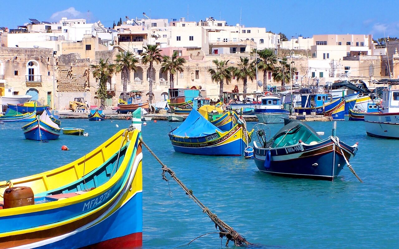 Traditionele vissersboten in de haven van Marsaxlokk in Malta