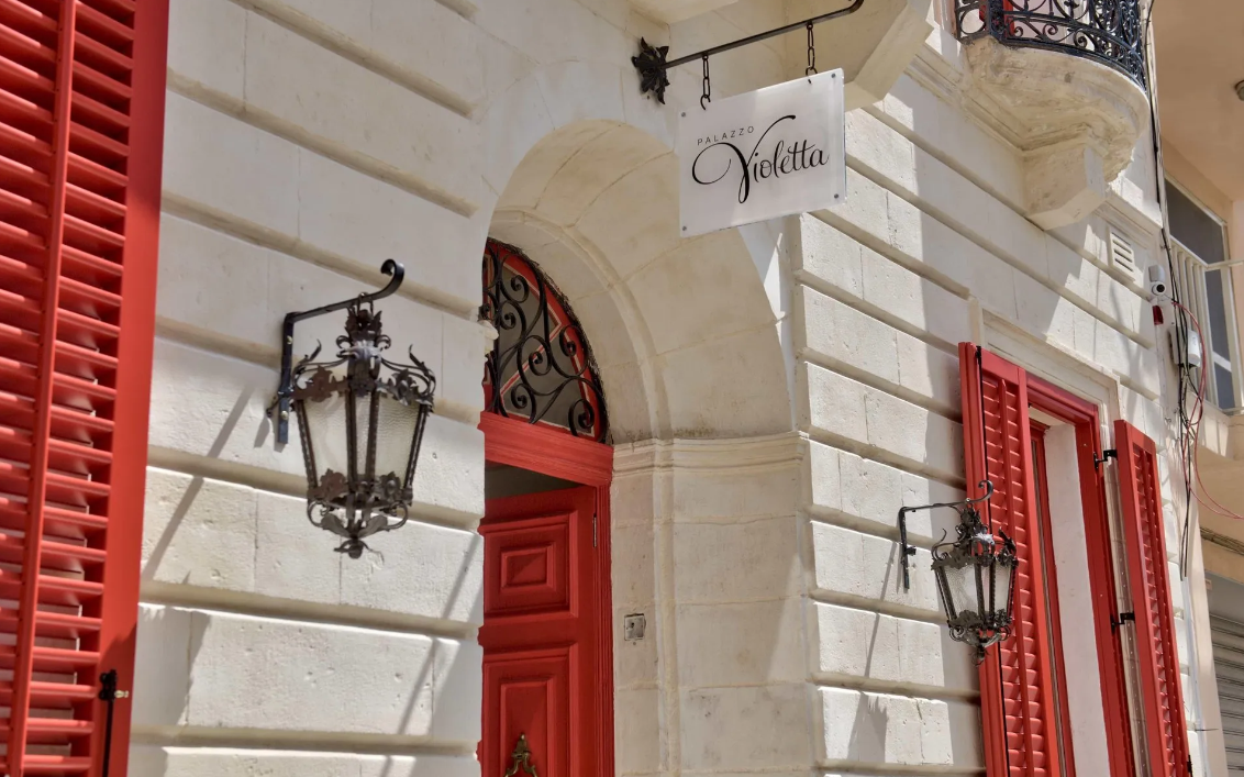 Het traditionele gebouw van het kleine hotel Palazzo Violetta in Sliema op Malta