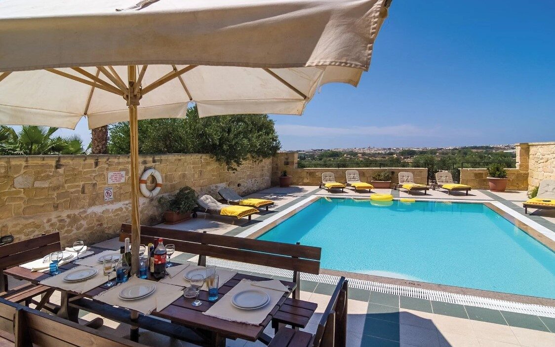 Relax aan het zwembad en geniet van het mooie uitzicht vanaf Villa Blueberry Hills in Zejtun, Malta