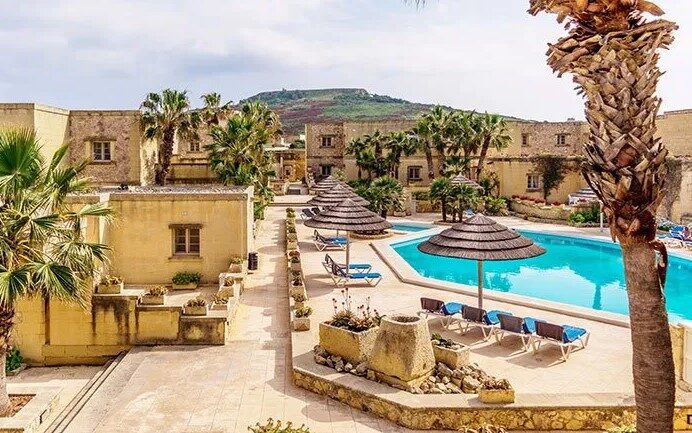 Relax aan het zwembad van het pittorekse vakantiedorp Villagg Tal-Fanal op het eiland Gozo, bij Malta