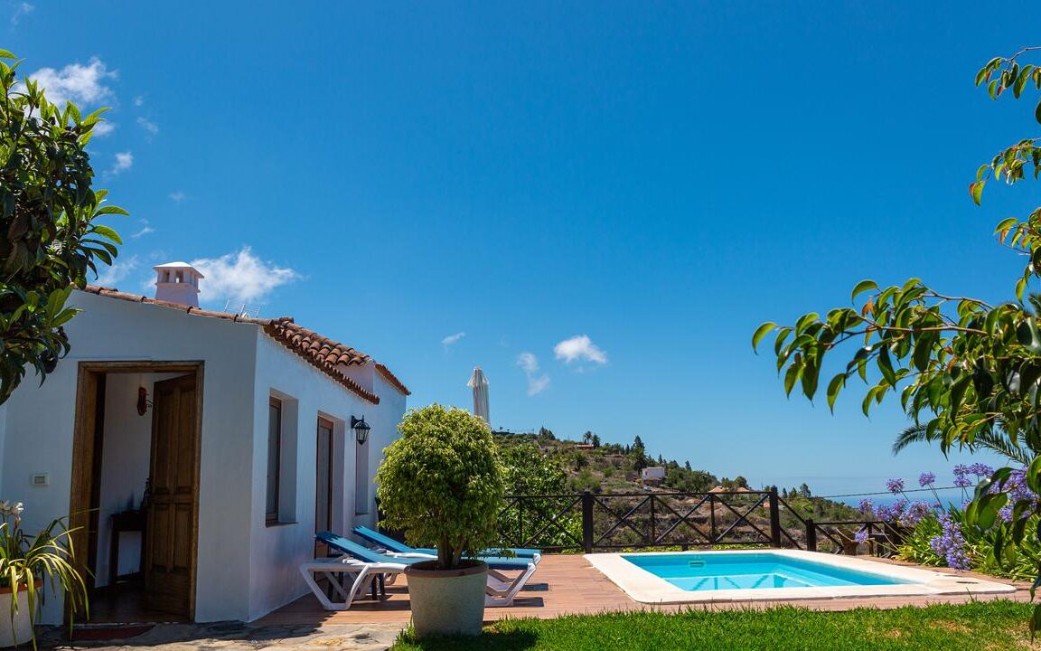 De heerlijke tuin met zwembad bij Casa el Lomito op La Palma