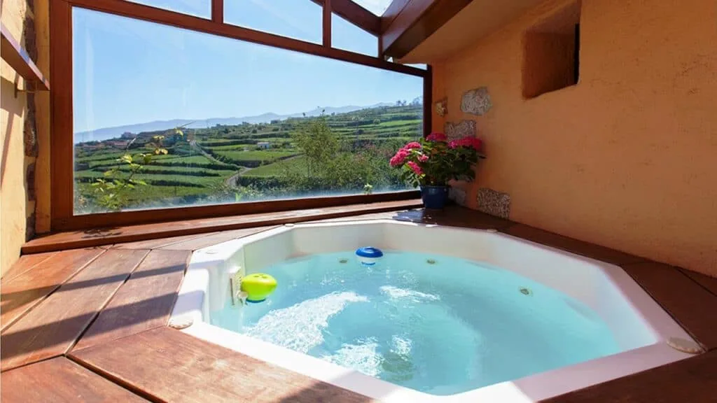 Bekijk meer foto's van Finca Rural Las Llanadas op Tenerife Relax in de jacuzzi van Finca Rural Las Llanadas op Tenerife