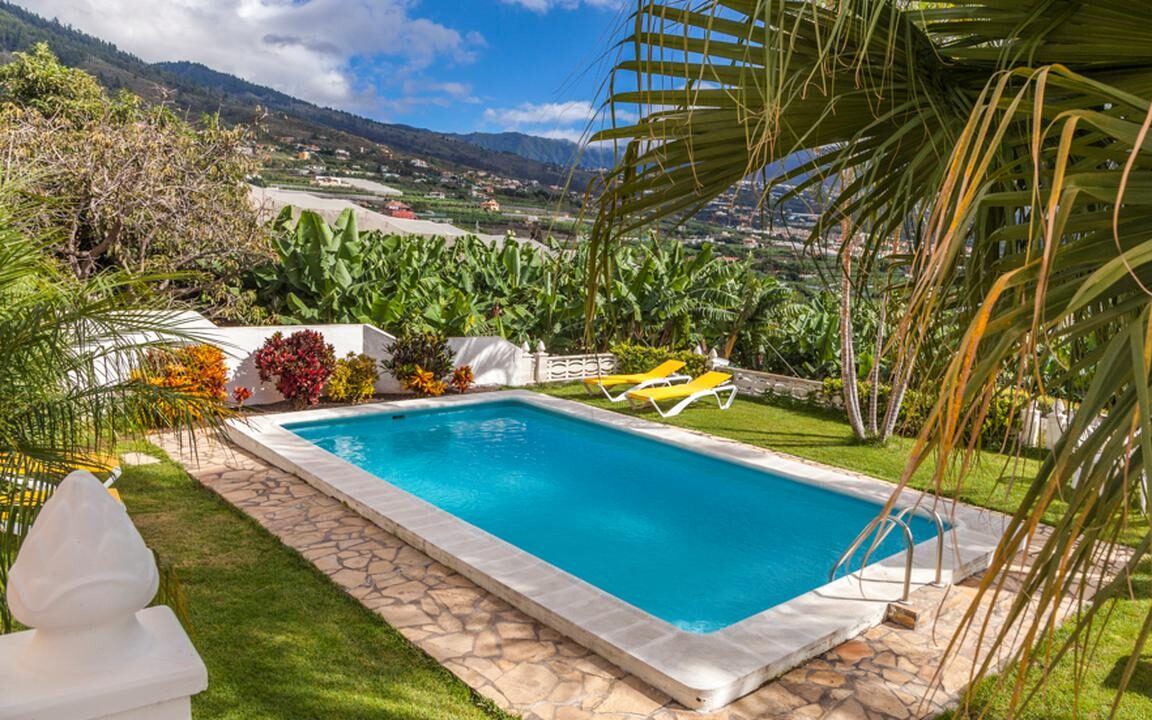 Neem een verfrissende duik in het zwembad van finca La Granja op La Palma