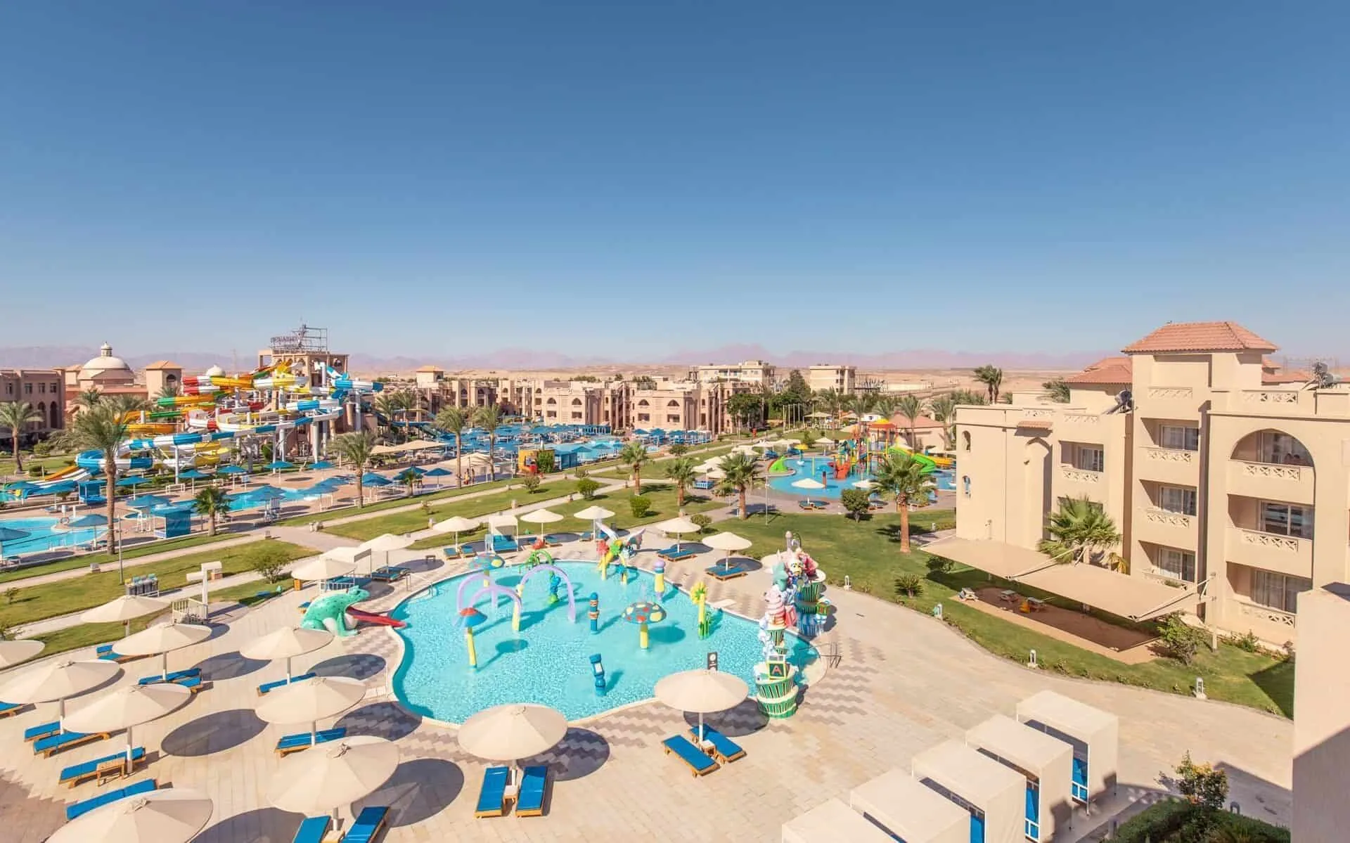 Zonnen aan het heerlijke zwembad met waterpark van Pickalbatros Aqua Blu Resort in Hurghada, een van de warmste landen tijdens de meivakantie!