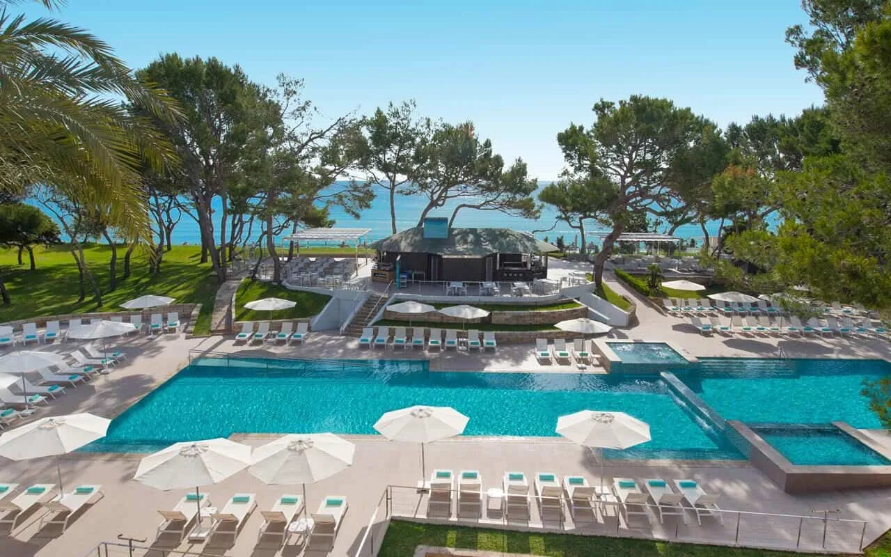 Bekijk meer foto's van Iberostar Playa de Muro Village op Mallorca! Het heerlijke zwembad van het kindvriendelijke, kleinschalige all inclusive hotel Iberostar Playa de Muro Village op Mallorca