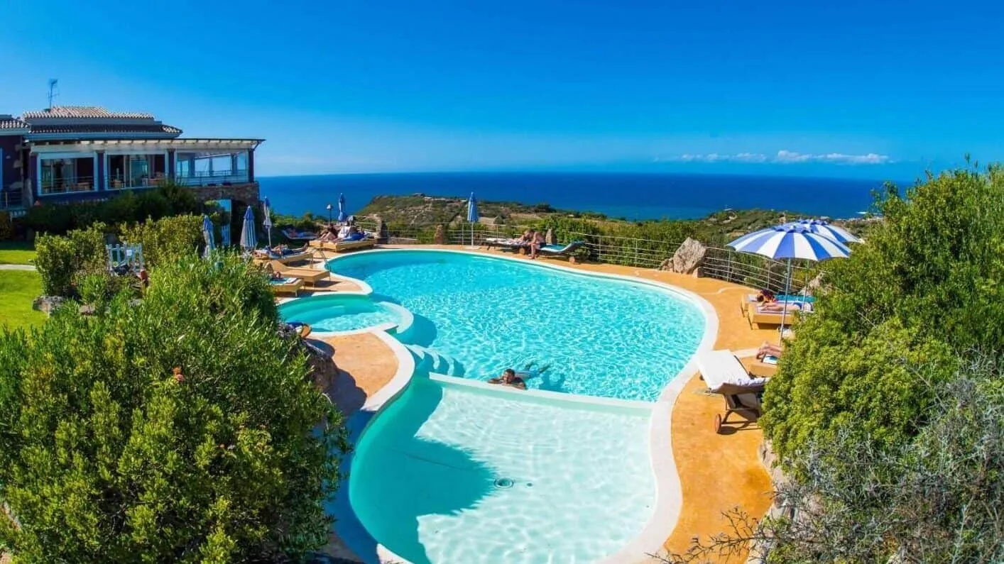 Spectaculair uitzicht over zee vanaf het kleinschalige Bajaloglia Resort op Sardinië in Italië