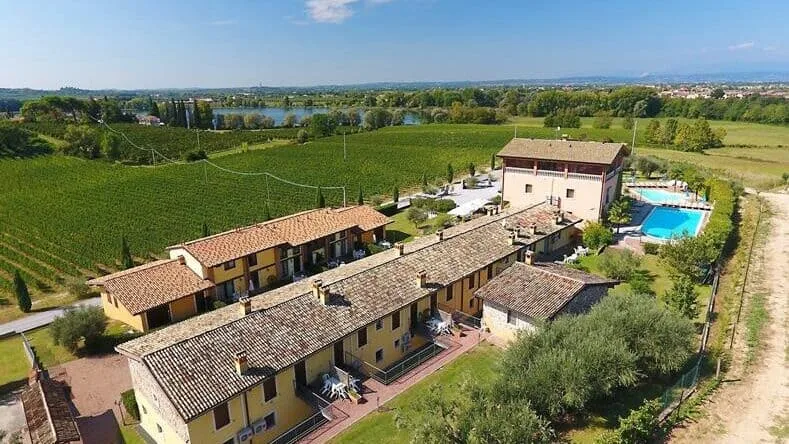Uitzicht over de gerenoveerde boerderij La Bertoletta, een kleinschalig vakantieadres in Italië