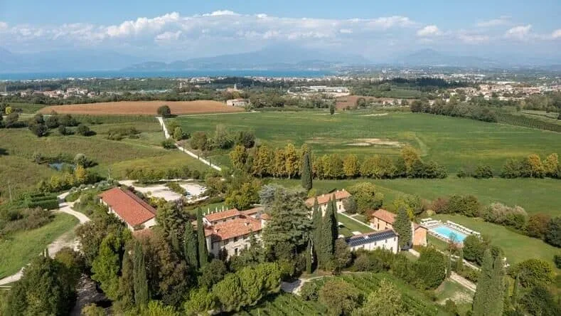 Overnacht in een voormalig herenhuis op het kleinschalige landgoed Relais Corte Cavalli tussen de wijngaarden aan het Gardameer in Italië