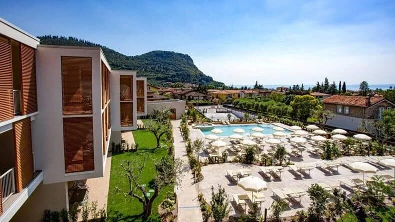 Het mooie uitzicht vanaf de kleinschalige appartementen van Residence Olivo aan het Gardameer in Italië