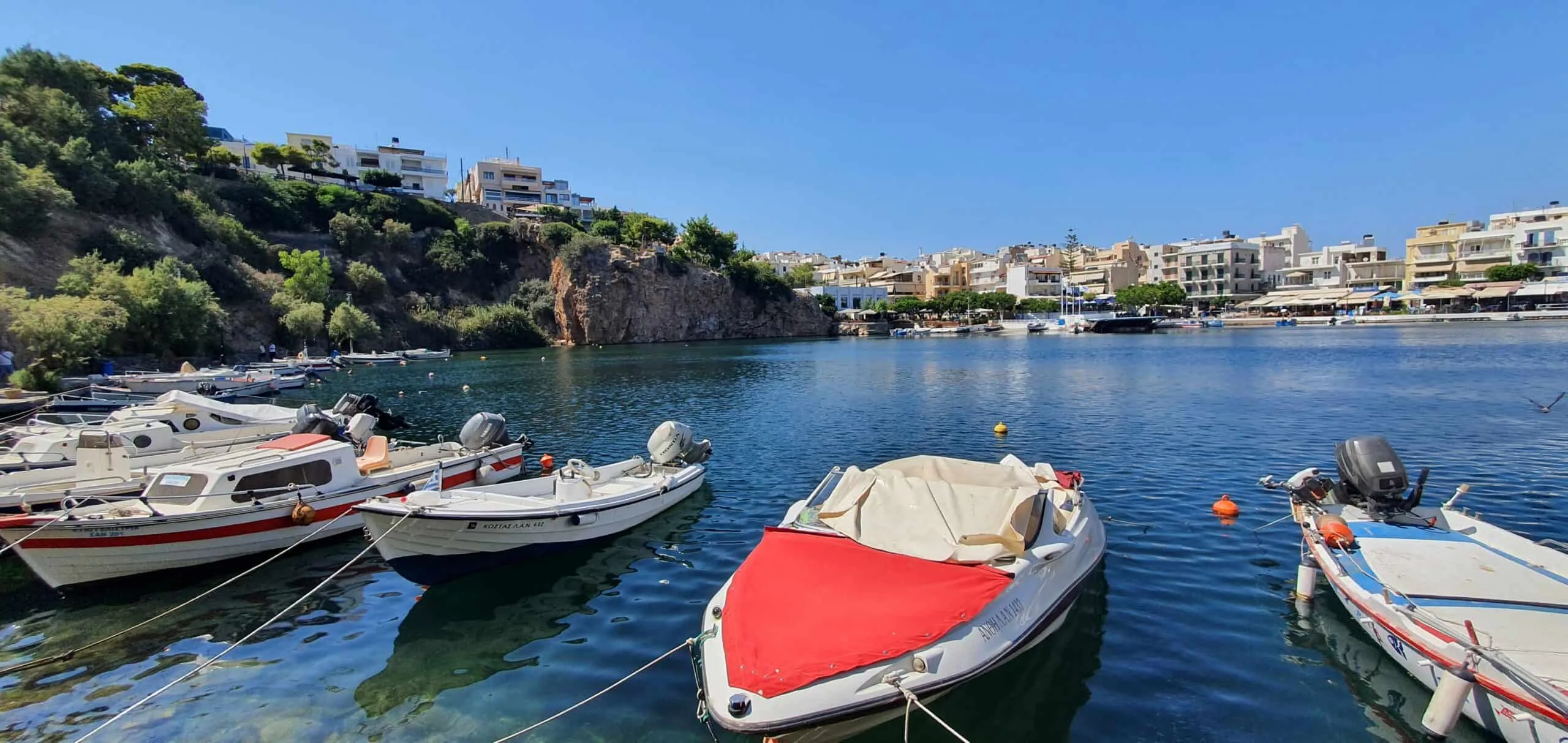 Aangelegde bootjes in het Voulismeni-meer in Agios Nikolaos op Kreta