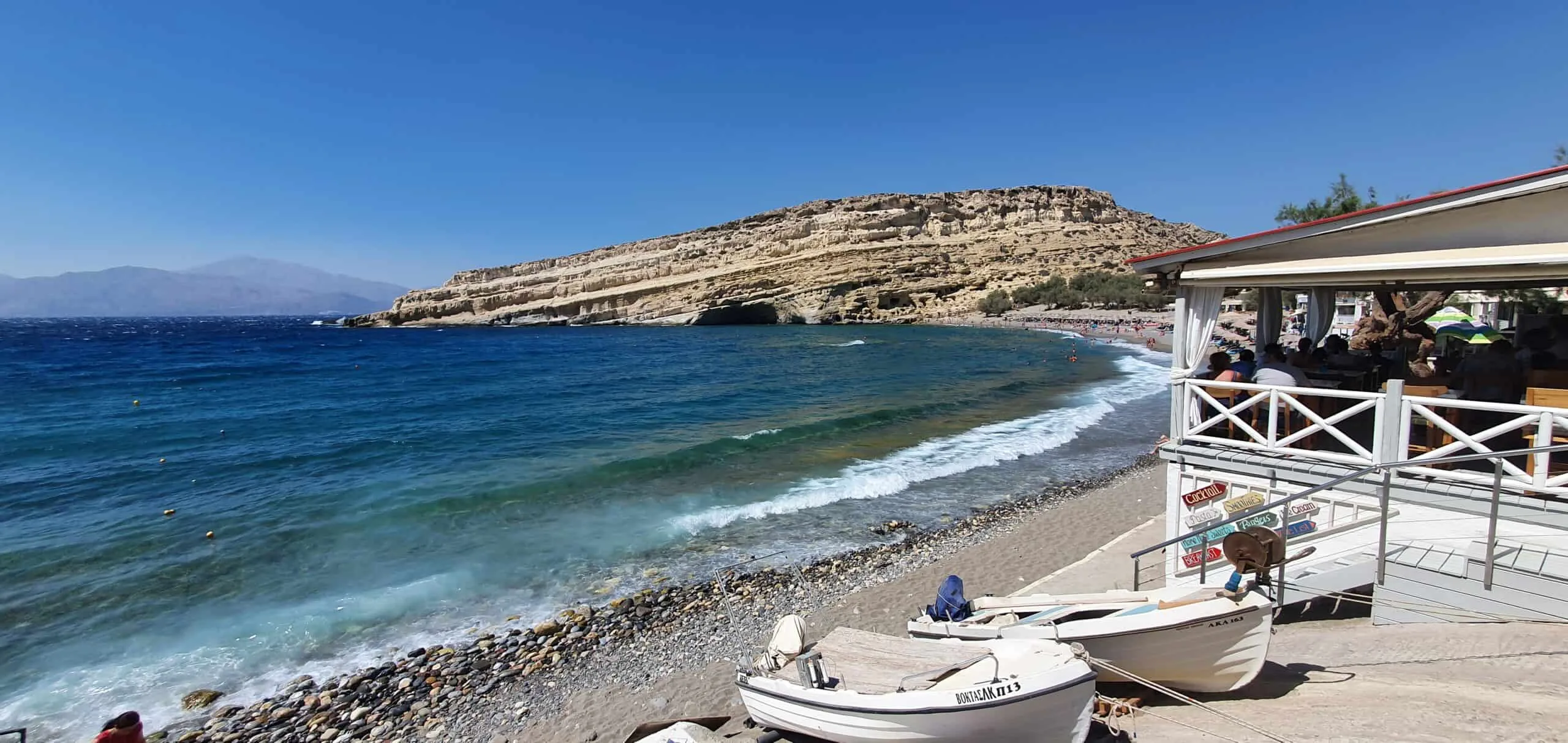 Het strand en de grotten van het hippie dorp Matala op Kreta