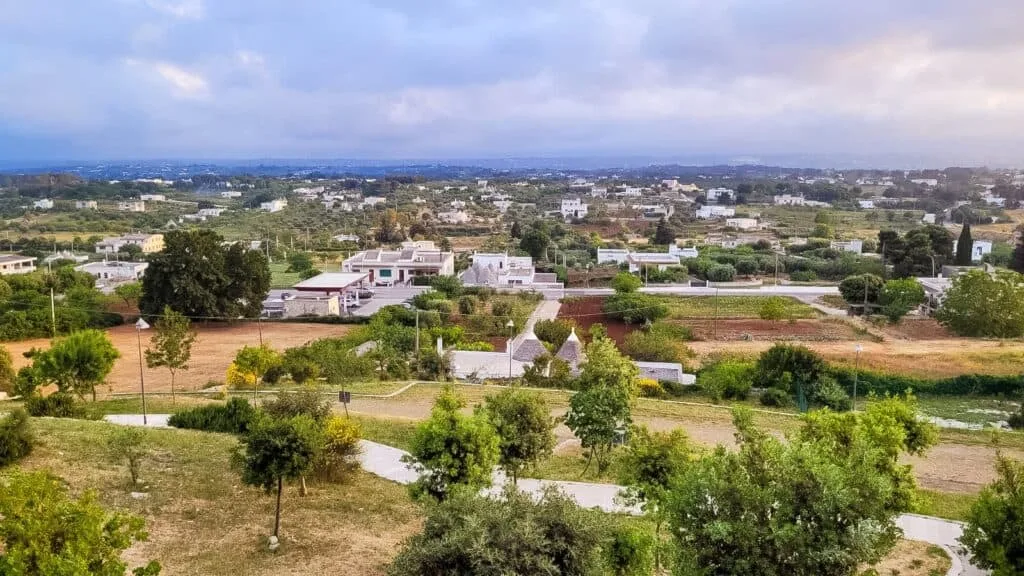 Ontspannen verblijf in Puglia met uitzicht op het uitgestrekte achterland van Locorotondo met wijngaarden en trulli