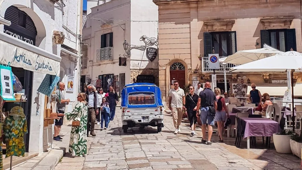 Slenteren door de sfeervolle straten van het witte dorpje Ostuni in Puglia