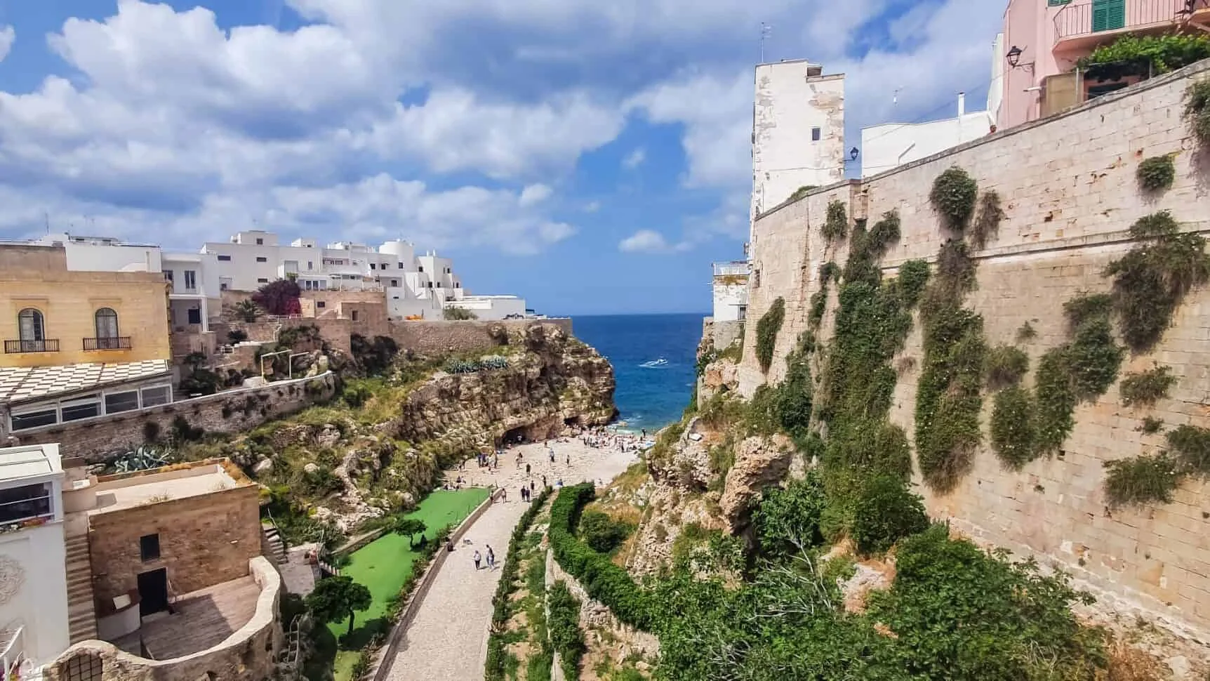 Het iconische strand van Polignano a Mare in Puglia