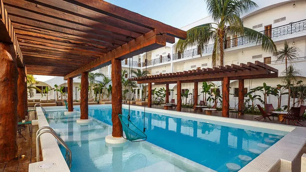 Loungen aan het heerlijke zwembad van het kleinschalige hotel HM Playa del Carmen in Yucatan, Mexico