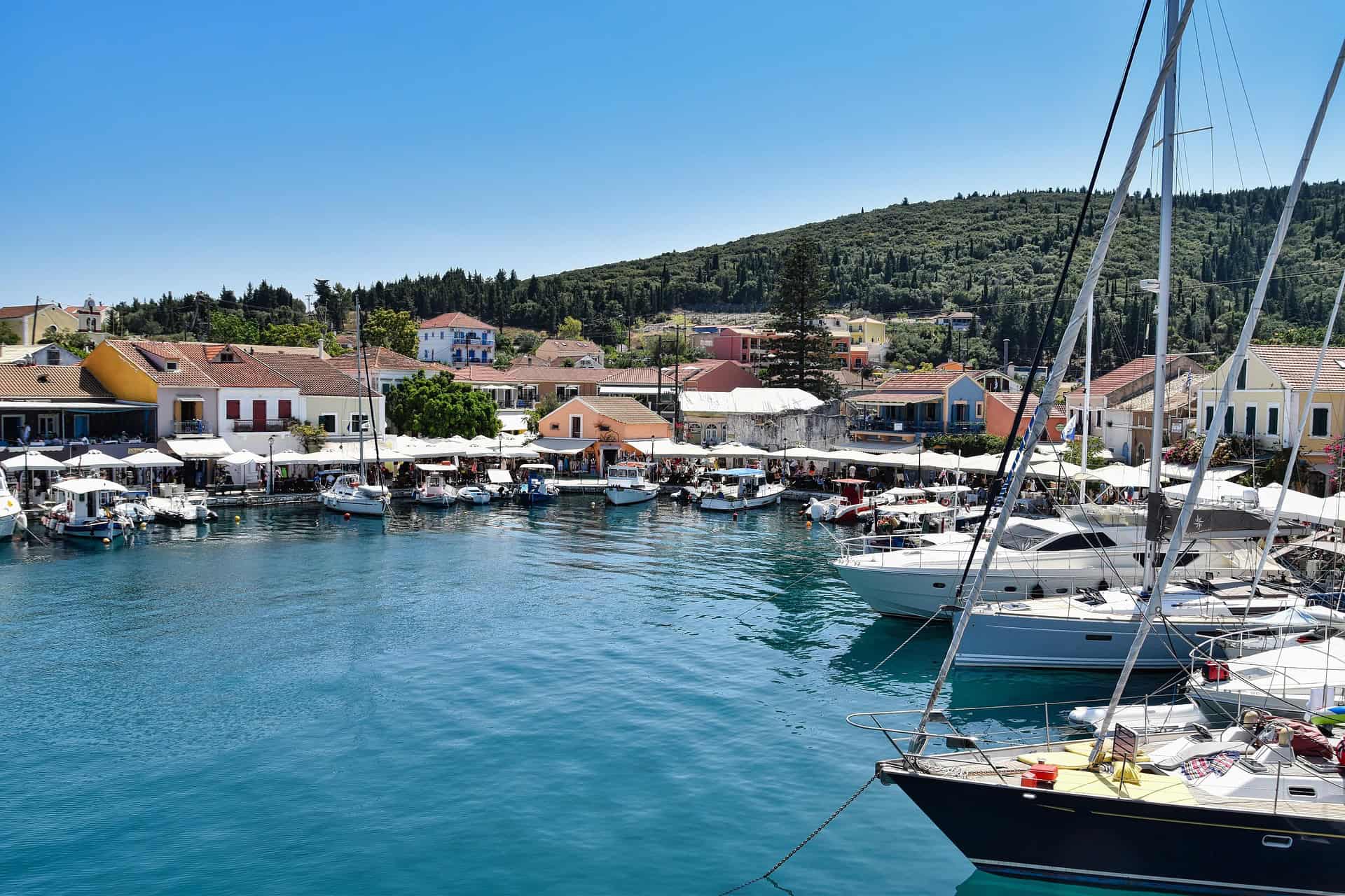 Boten in de haven van het dorpje Fiskardo op Kefalonia / kleinschalige hotels