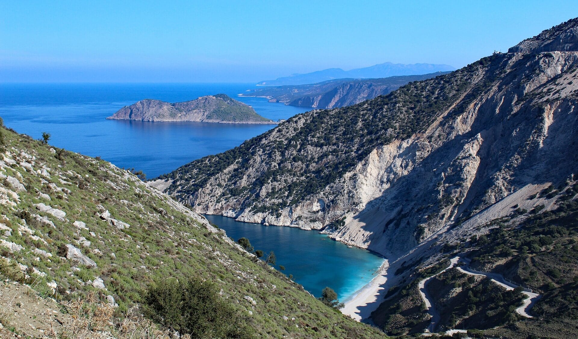 Uitzicht op Myrtos Beach vanuit de heuvels op Kefalonia / kleinschalige hotels