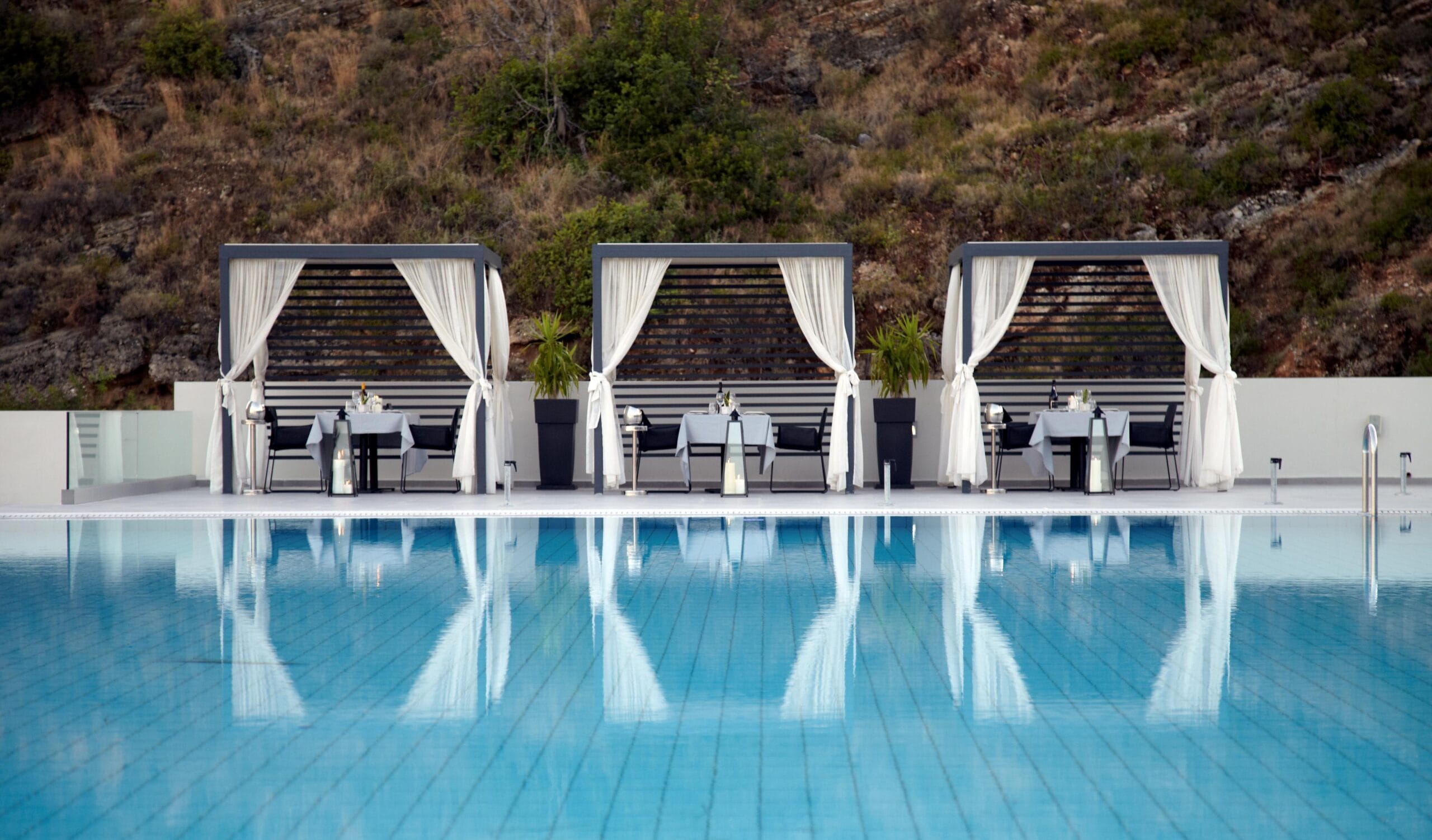 Dineren aan het zwembad van hotel tesoro Blu in Skala Kefalonia / kleinschalige hotels