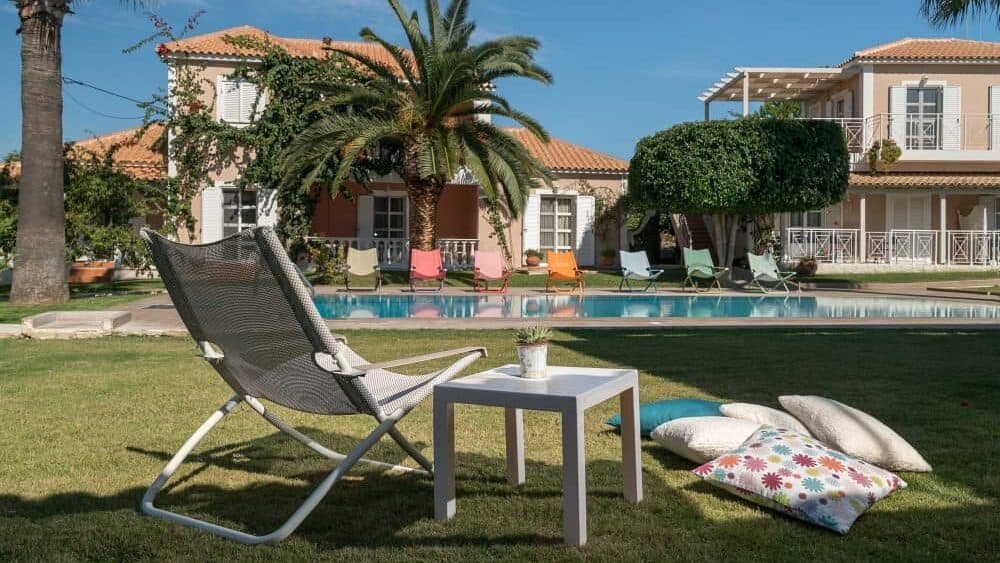 Bekijk meer foto's van Aeolos Boutique Resort op Zakynthos Loungen aan het zwembad van het kleinschalige Aeolos Boutique Resort in Kalamaki op het eiland Zakynthos