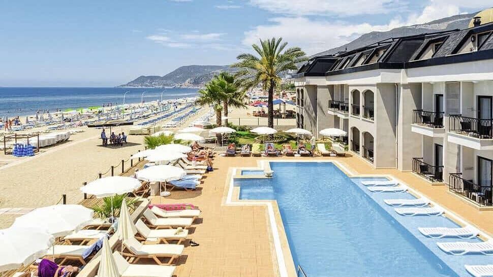 Uitzicht op het kleinschalige Alaaddin Beach hotel in Alanya, Turkije, direct aan het fijne Kleopatra strand