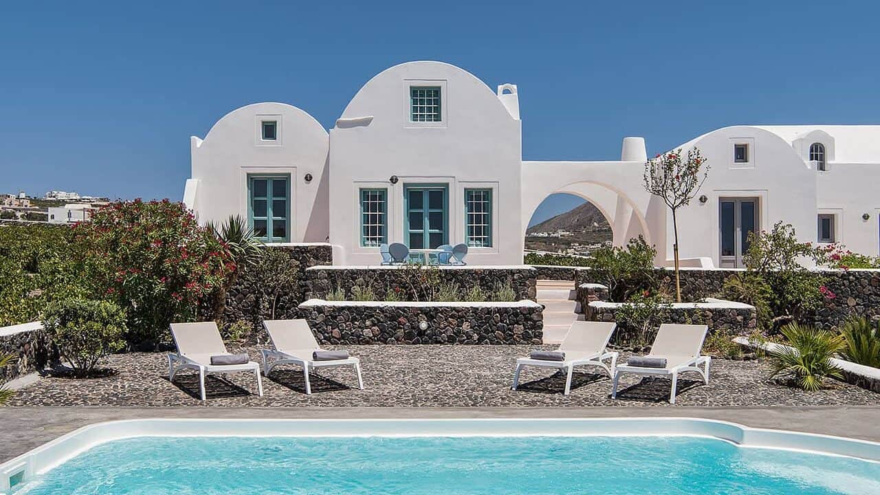 Genieten aan je privé zwembad bij het kleinschalige resort Ananda Retreat in Megalochori op het Griekse eiland Santorini