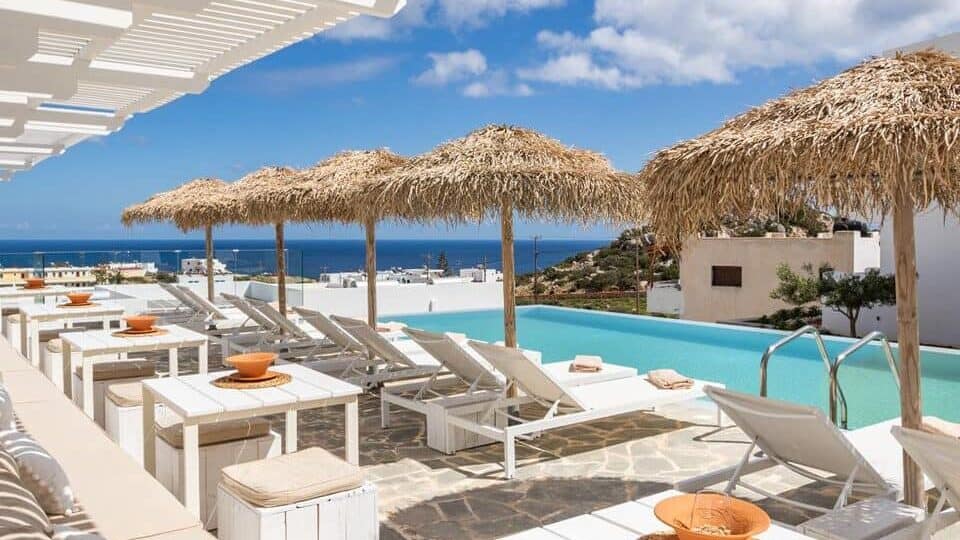 Loungen aan het zwembad bij de kleinschalige appartementen Anassa Suites op Karpathos