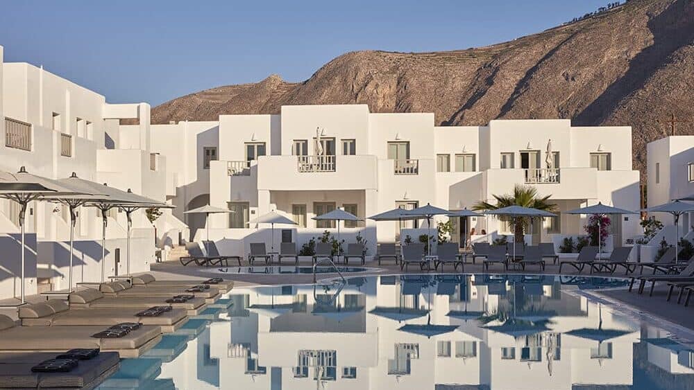 Heerlijke loungebedden aan het stijlvolle zwembad van het kleinschalige boutique Aqua Blue Hotel in Perissa op het eiland Santorini