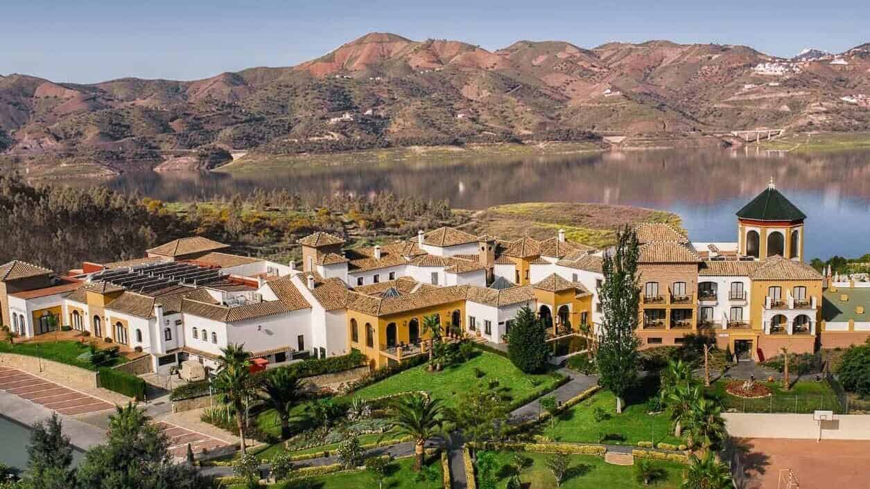 Uitzicht over het kleinschalige hotel B Bou La Vinuela in Andalusië
