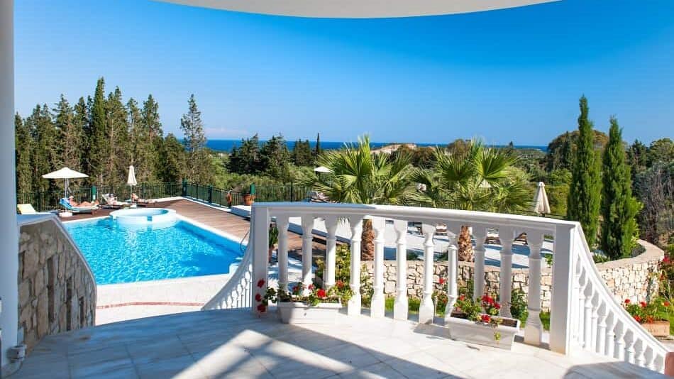 Bekijk meer foto's van Belvedere Luxury Suites op Zakynthos Prachtig uitzicht over de groene omgeving en de zee bij het kleinschalige boutique hotel Belvedere Luxury Suites in Vassilikos op Zakynthos