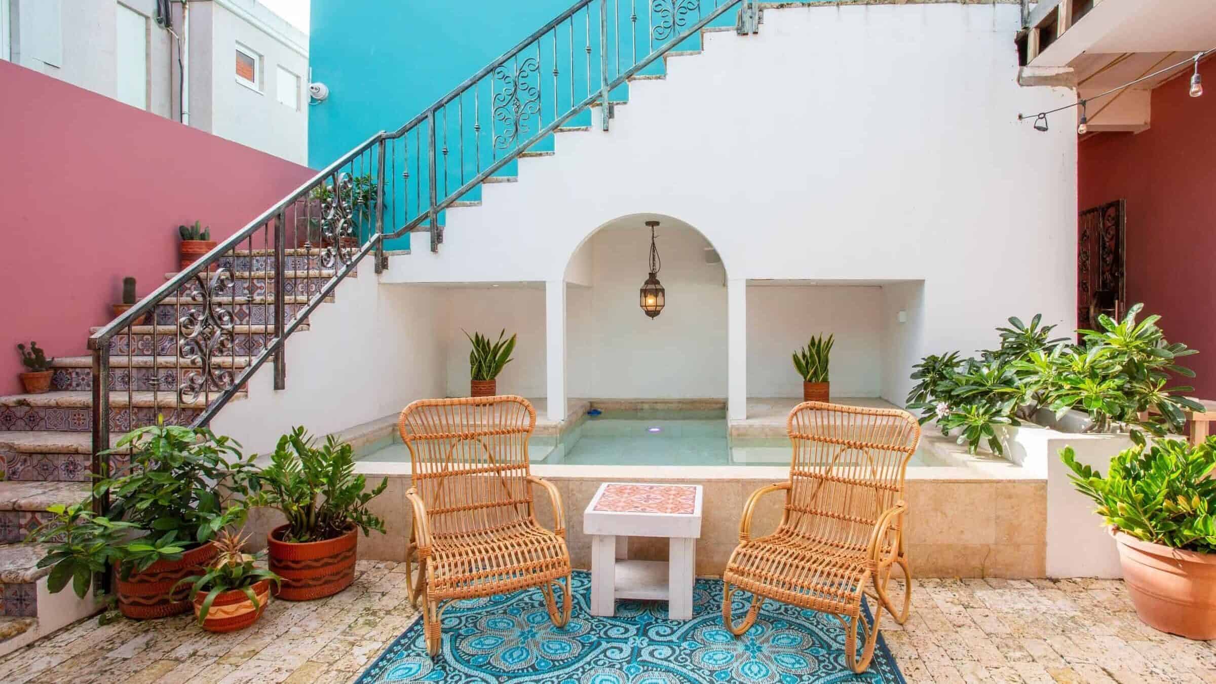 De sfeervolle patio van het kleinschalige Boho Bohemian Boutique hotel in Willemstad op Curaçao. 
