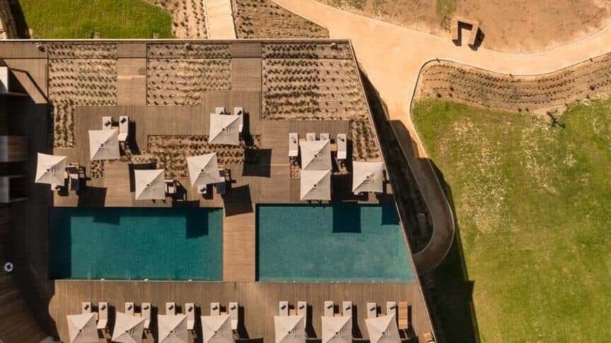 Uitzicht op het zwembad en de mooie omgeving van het kleinschalige boutique hotel Immerso in Ericeira, aan de Costa de Lisboa in Portugal