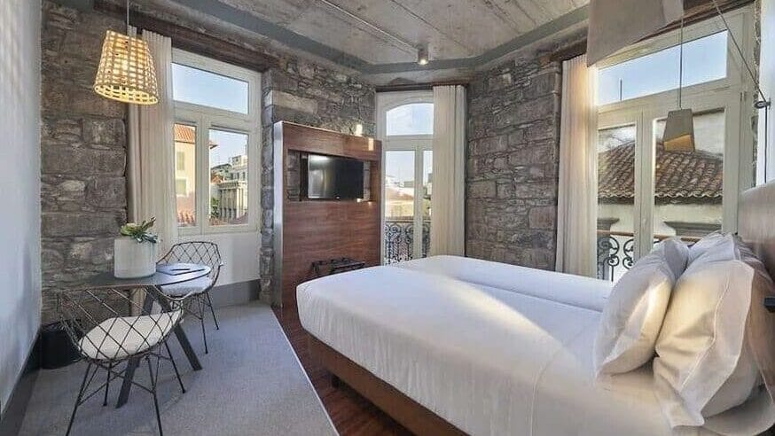 Voorbeeld van een sfeervolle kamer in het kleinschalige hotel Caju Le Petit in Funchal op Madeira