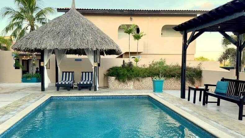 Hutje met rieten dak aan het fijne zwembad van het kleinschalige hotel Casa Amalia in de Jan Thiel Baai op Curaçao