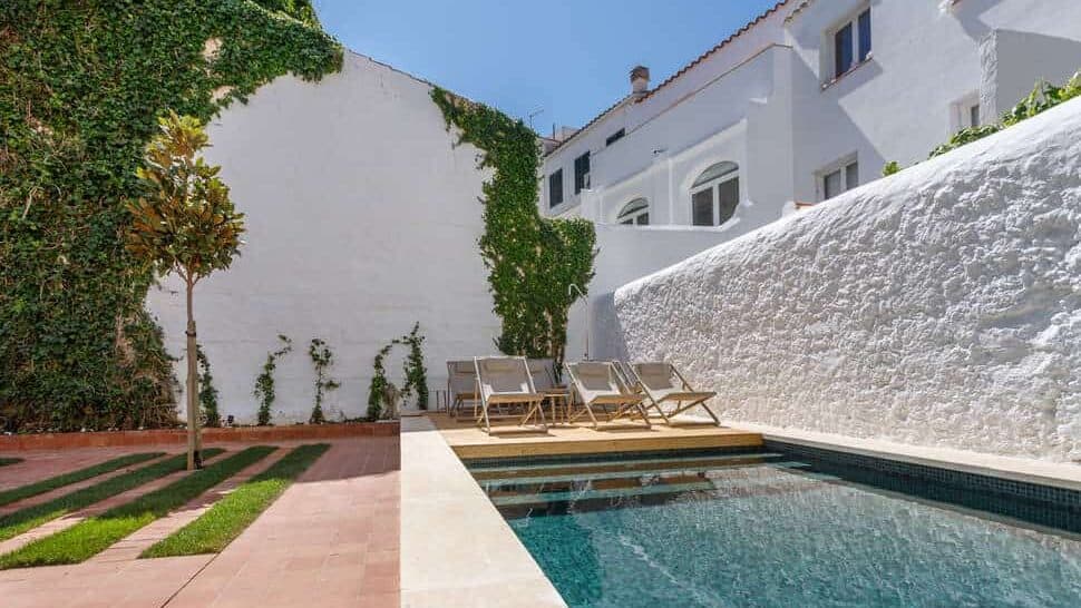 De sfeervolle patio met het kleine zwembad bij het kleinschalige Casa Ladico Hotel Boutique op Menorca
