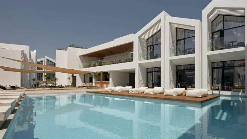 Bekijk meer foto's van Cavo Vezal op Zakynthos Het witte gebouw met een stijlvol zwembad ervoor van het kleinschalige hotel Cavo Vezal op Zakynthos