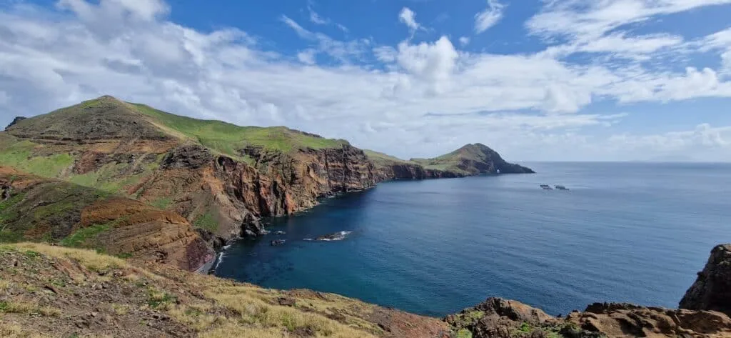 De kustlijn van Madeira tijdens een wandelroute voor beginners / kleinschalige hotels