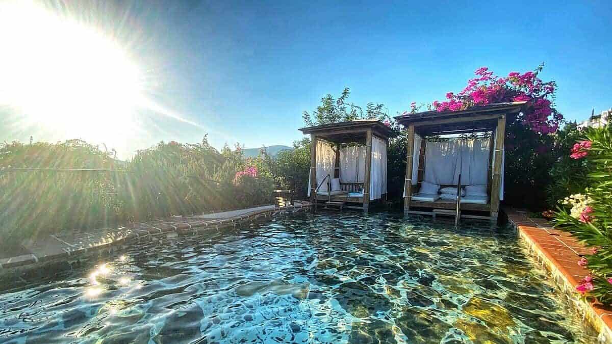 Twee luxe bali bedden aan het fijne zwembad van het kleinschalige El Vino Hotel & Suites in Bodrum in Turkije
