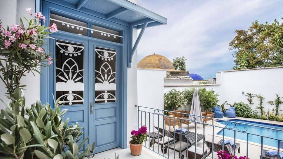 Het sfeervolle terras met zwembad van het kleinschalige Eliada Boutique Hotel in Lara, Turkije