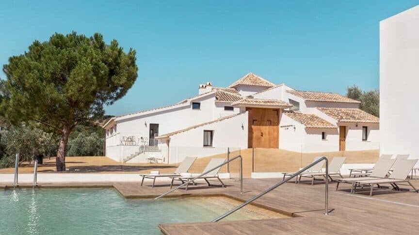Relaxen aan het stijlvolle zwembad van het kleinschalige hotel Hacienda Fresneda Maria in Andalusië in Spanje
