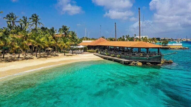 Uitzicht op de helderblauwe zee bij Harbour Village Beach Club, perfect voor een kleinschalige vakantie op Bonaire
