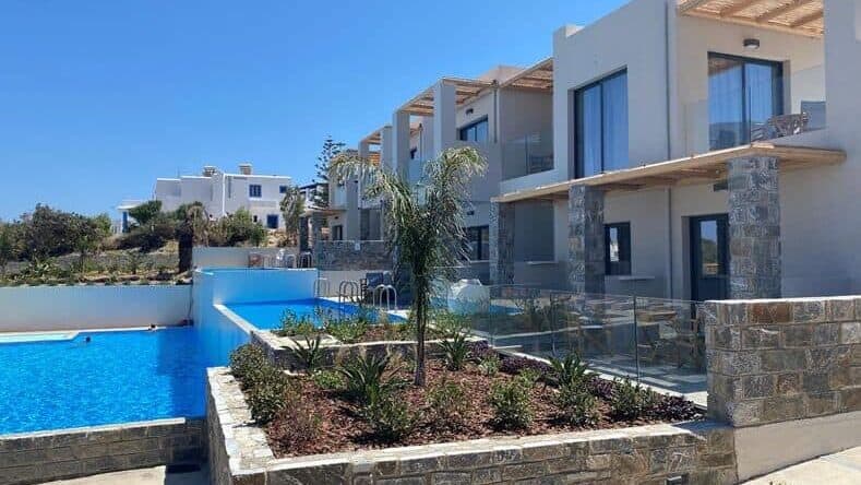 Uitzicht op het zwembad en de kamers van het kleinschalige boutique hotel Helios op Karpathos