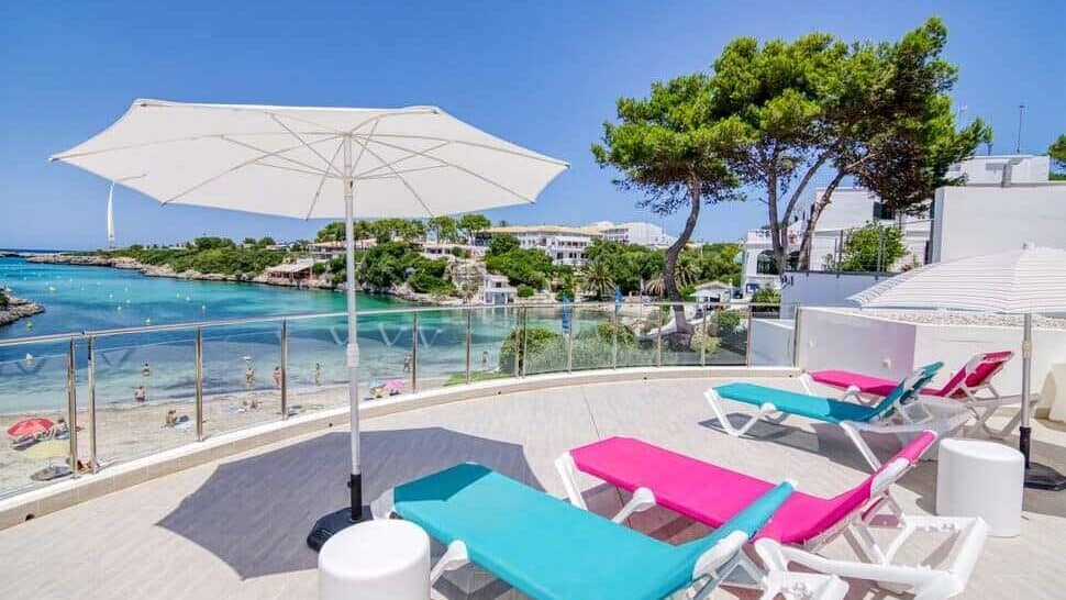 Uitzicht op de prachtige baai van Cala Blanca vanaf het kleinschalige hotel Playa Santandria op Menorca
