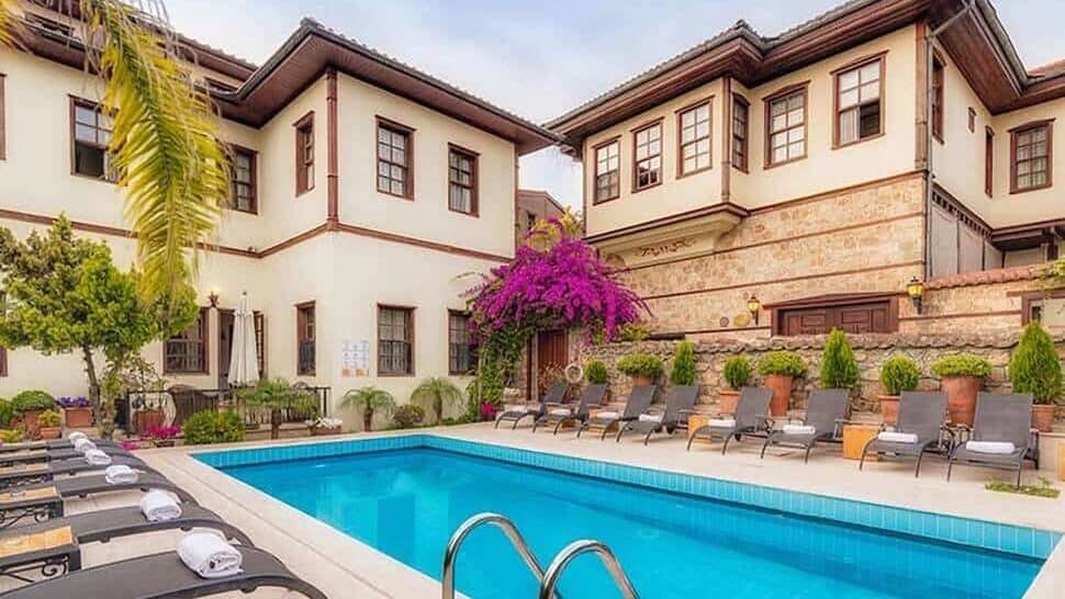 Heerlijk genieten aan het fijne zwembad van het kleinschalige Tuvana Hotel in Antalya in Turkije