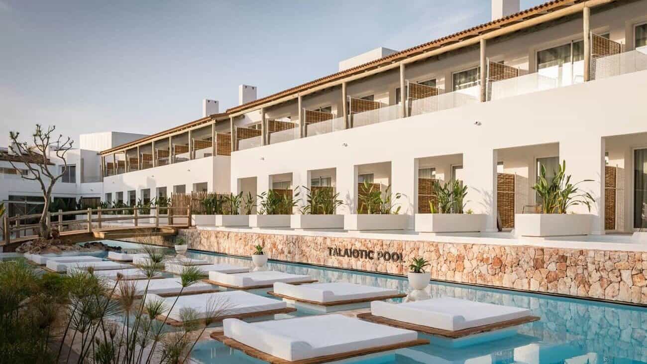 Uitzicht op het zwembad vanaf het kleinschalige boutique hotel Lago Resort Menorca Suites del Lago