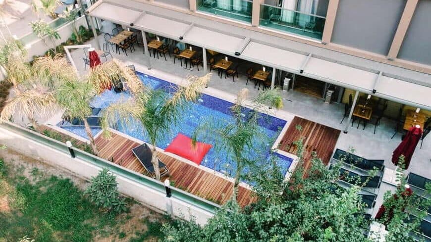 Het stijlvolle zwembad met een terras van vlonders bij het Laren Seaside Boutique Hotel & Spa in Lara, Turkije