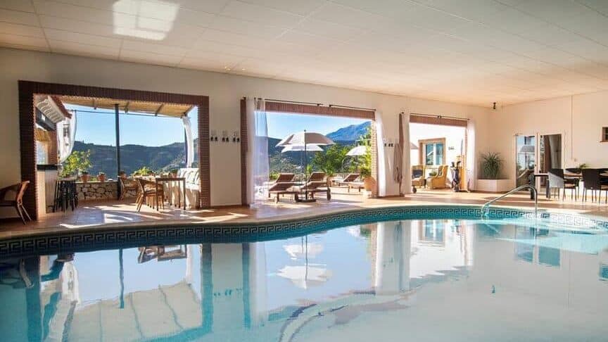 Uitzicht over de bergen vanaf het zwembad van het kleinschalige boutique hotel in Andalusië: Malaga Hills Boutique & Wellness B&B