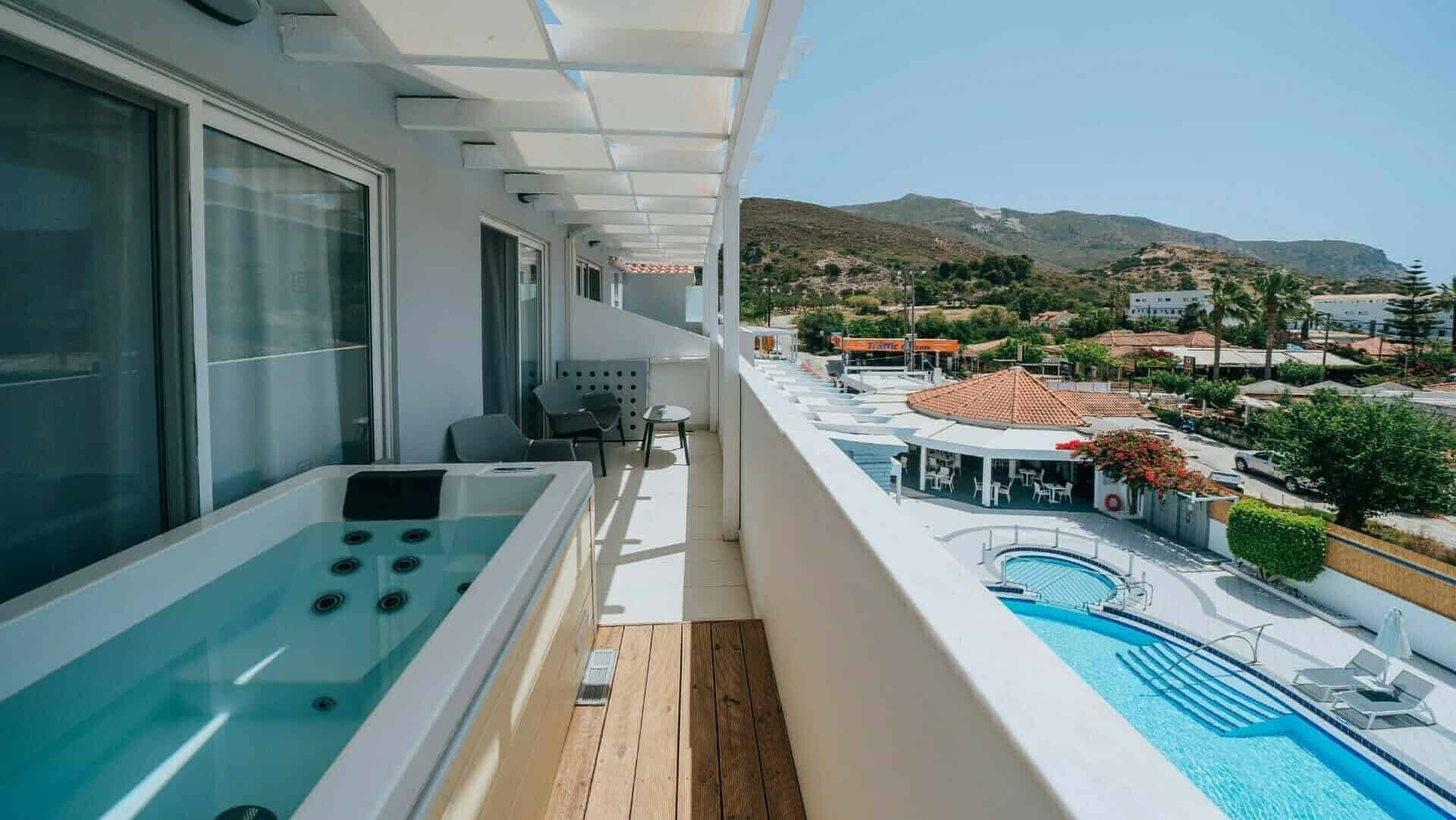 Bekijk meer foto's van Meandros Boutique Hotel & Spa op Zakynthos Luxe kamer met jacuzzi op het balkon bij één van de suites van het kleinschalige Meandros Boutique Hotel & Spa in Kalamaki op Zakynthos