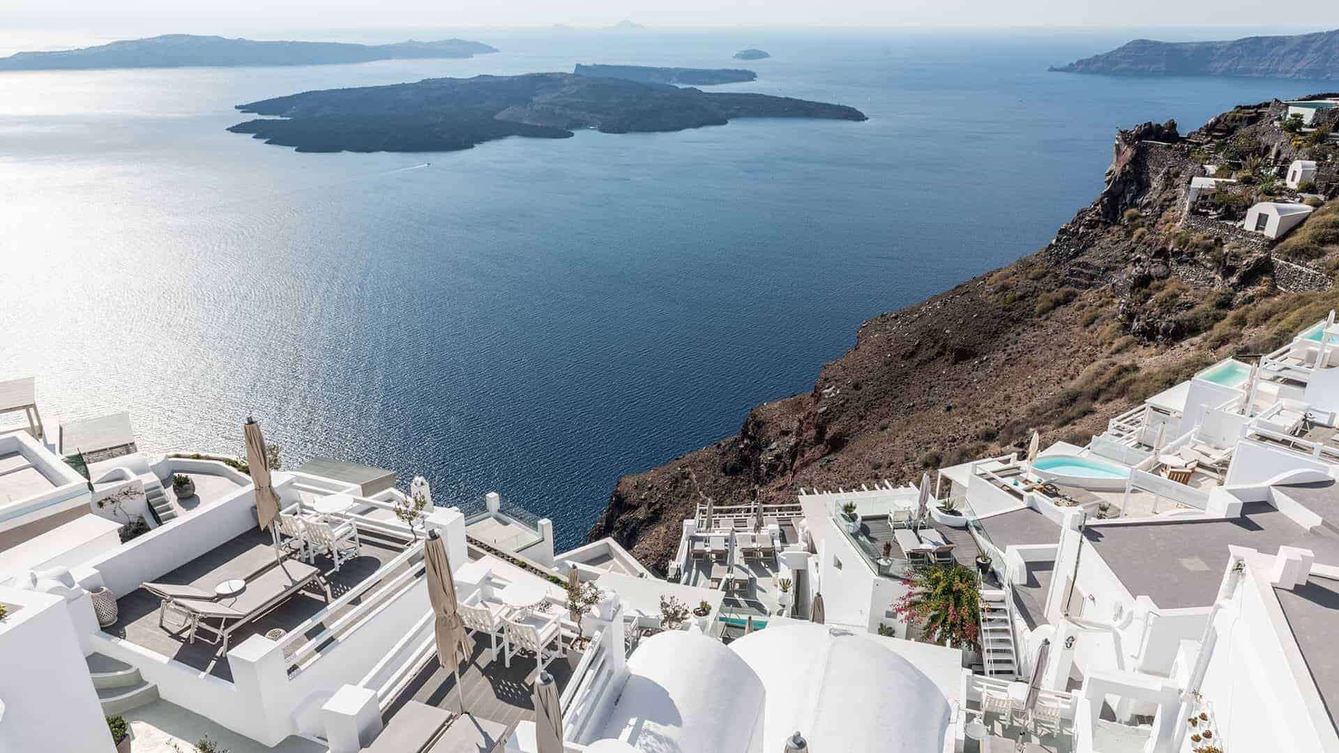 Uitzicht op de rotsen en de zee vanaf de kamers in het kleinschalige boutique On the Rocks resort op Santorini